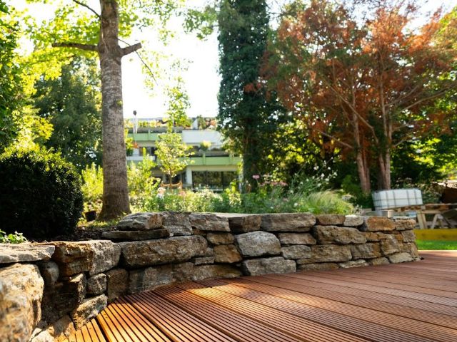 Foto op de voorbeeldsite: een tuin met een stapelmuur