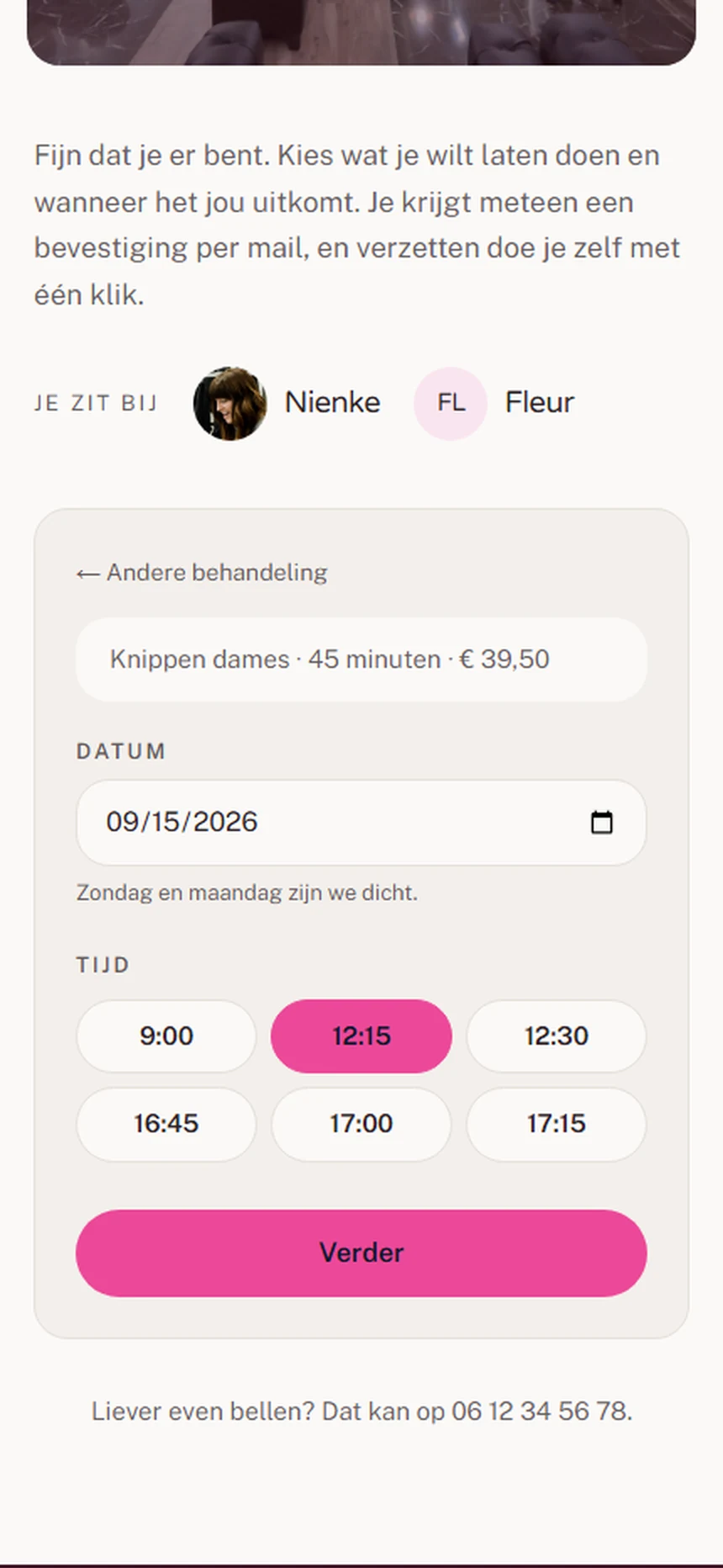 Het boekingsscherm van de voorbeeldsite voor Salon Nevel: kies een tijd